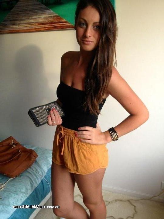 10P Gallery of an amateur non-nude babe posing sexy on cam