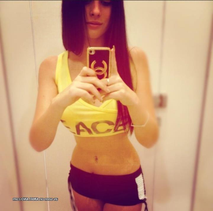 10P Gallery of an amateur non-nude babe posing sexy on cam