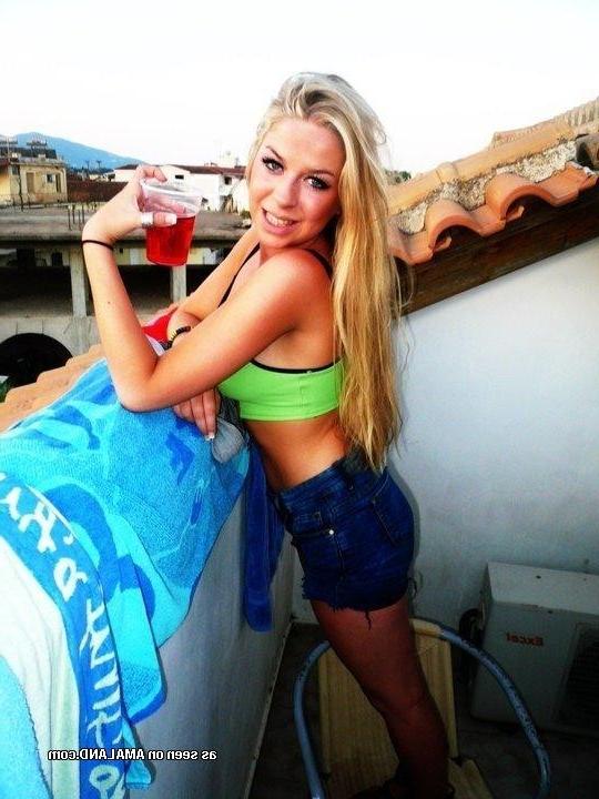 14P Amateur sexy chick's hot non-nude vacation pics