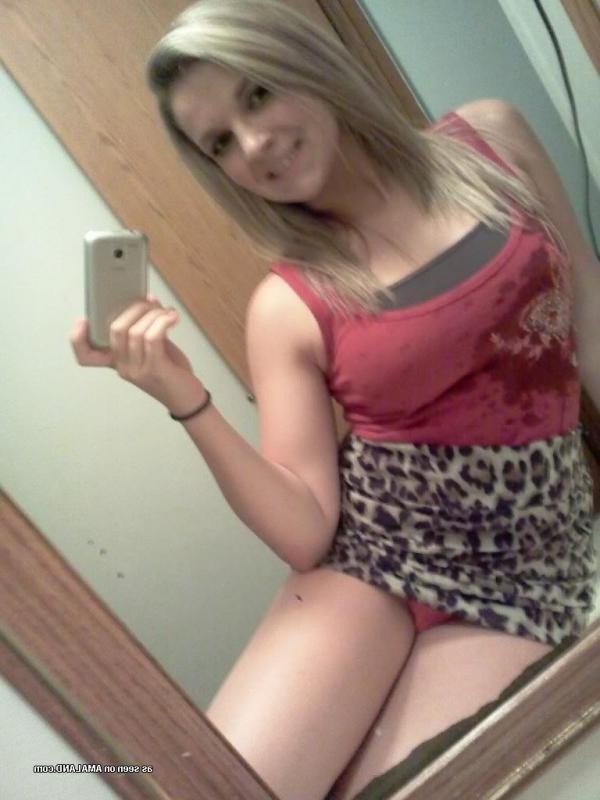 14P Non-nude blonde cutie camwhoring in her lingerie