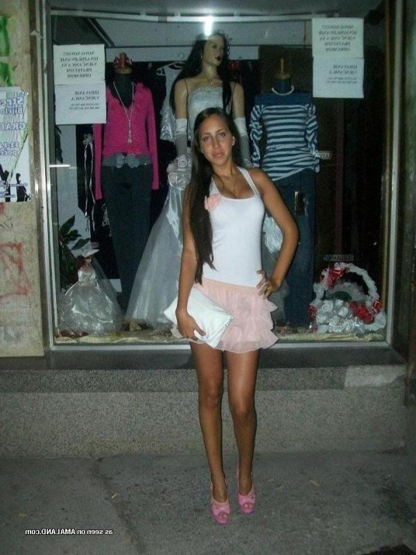 10P Selection of amateur non-nude chicks posing for the cam