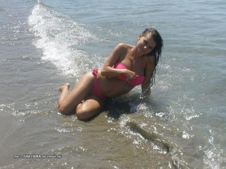 10P Selection of amateur non-nude chicks posing for the cam