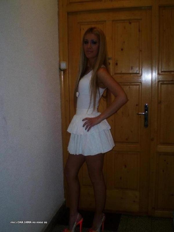 10P Selection of amateur non-nude chicks posing for the cam