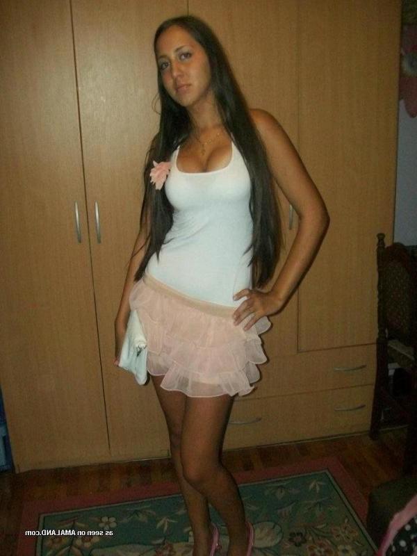 10P Selection of amateur non-nude chicks posing for the cam