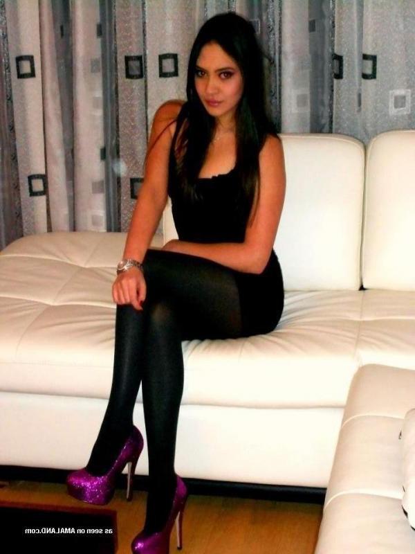 10P Selection of amateur non-nude chicks posing for the cam