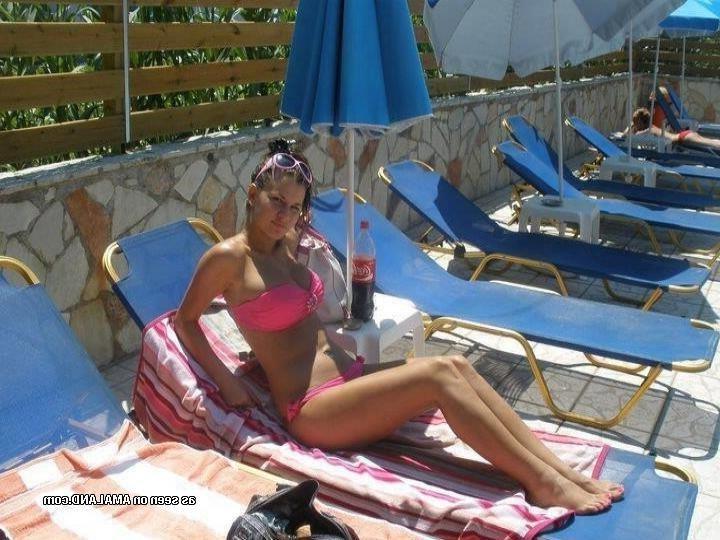 10P Selection of amateur non-nude chicks posing for the cam