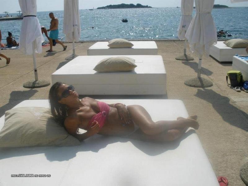 10P Selection of amateur non-nude chicks posing for the cam