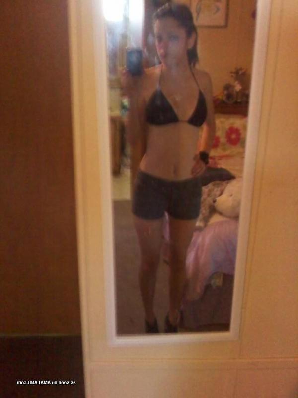 14P Gallery of a sexy Latina chick posing in bikinis