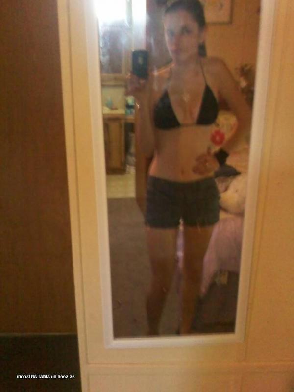 14P Gallery of a sexy Latina chick posing in bikinis