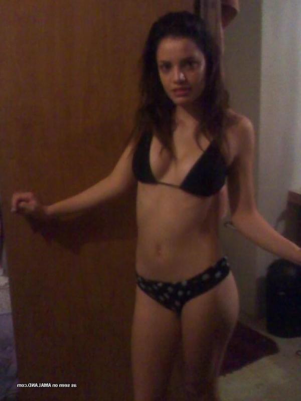 14P Gallery of a sexy Latina chick posing in bikinis