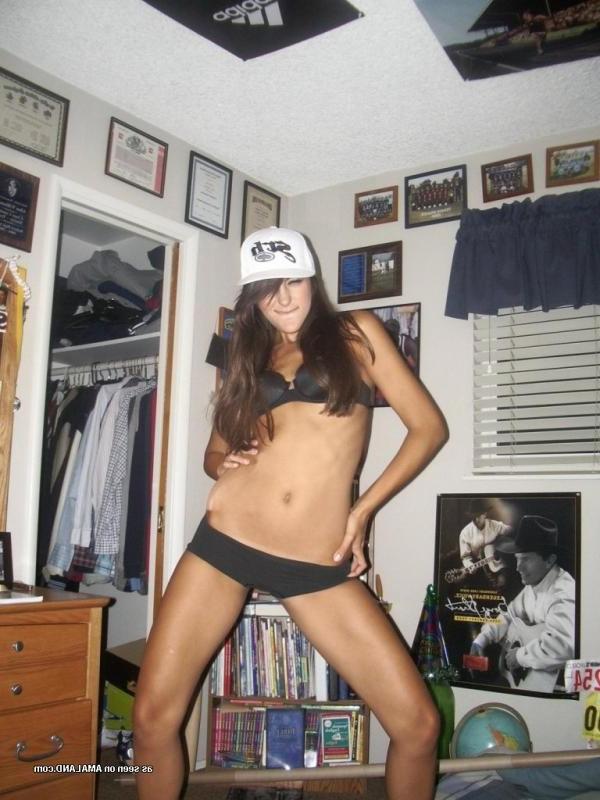 10P Collection of a slender chick posing in her sexy underwear