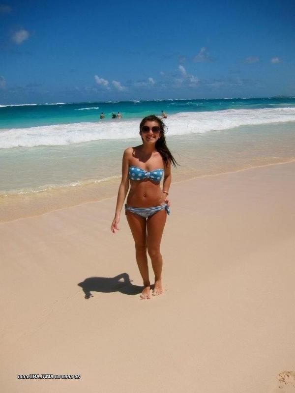 10P Sexy amateur girlfriends posing in non-nude candids