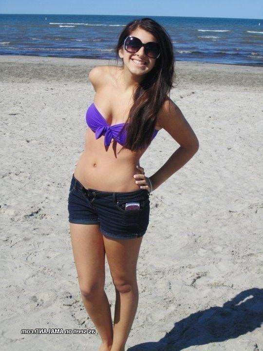 10P Sexy amateur girlfriends posing in non-nude candids
