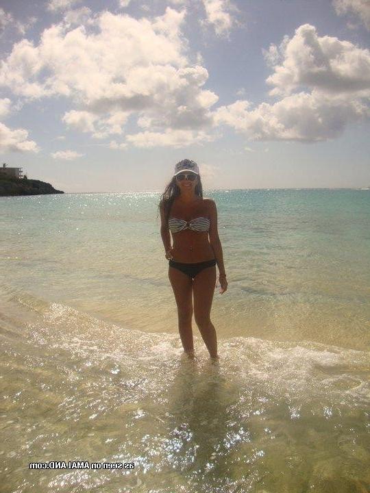 10P Sexy amateur girlfriends posing in non-nude candids