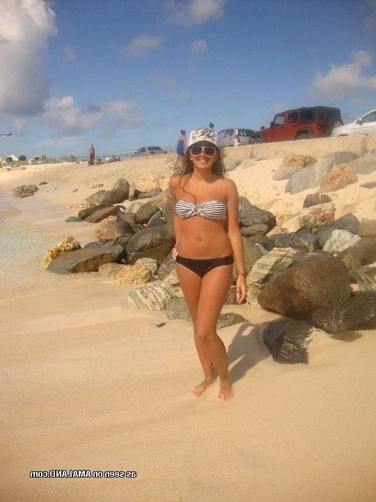 10P Sexy amateur girlfriends posing in non-nude candids