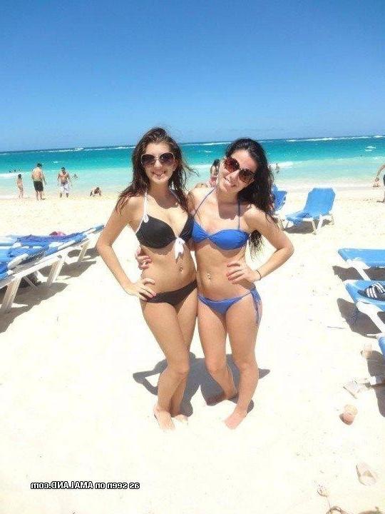 10P Sexy amateur girlfriends posing in non-nude candids