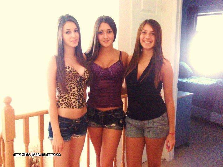 10P Sexy amateur girlfriends posing in non-nude candids
