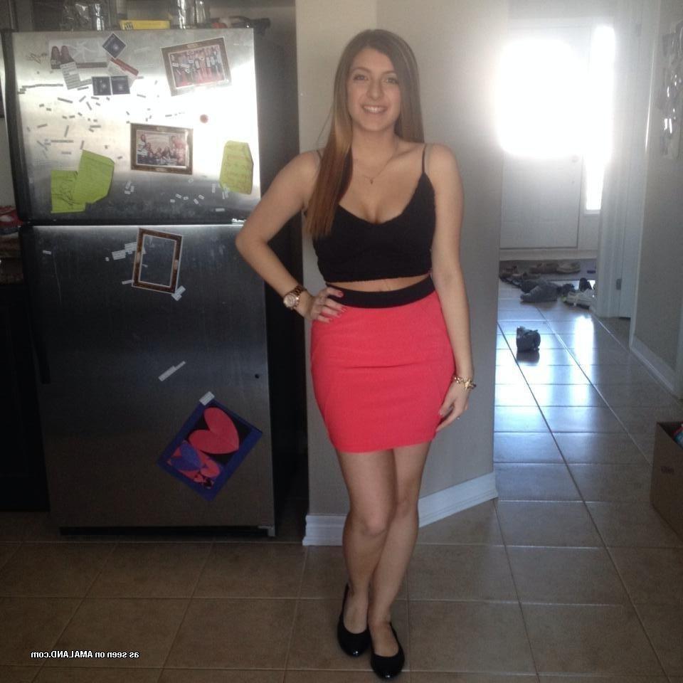 10P Sexy amateur girlfriends posing in non-nude candids