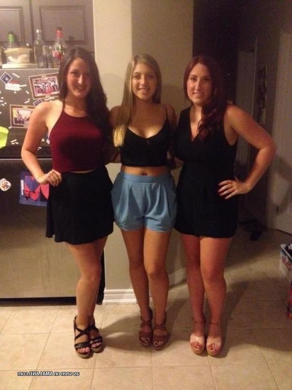 10P Sexy amateur girlfriends posing in non-nude candids