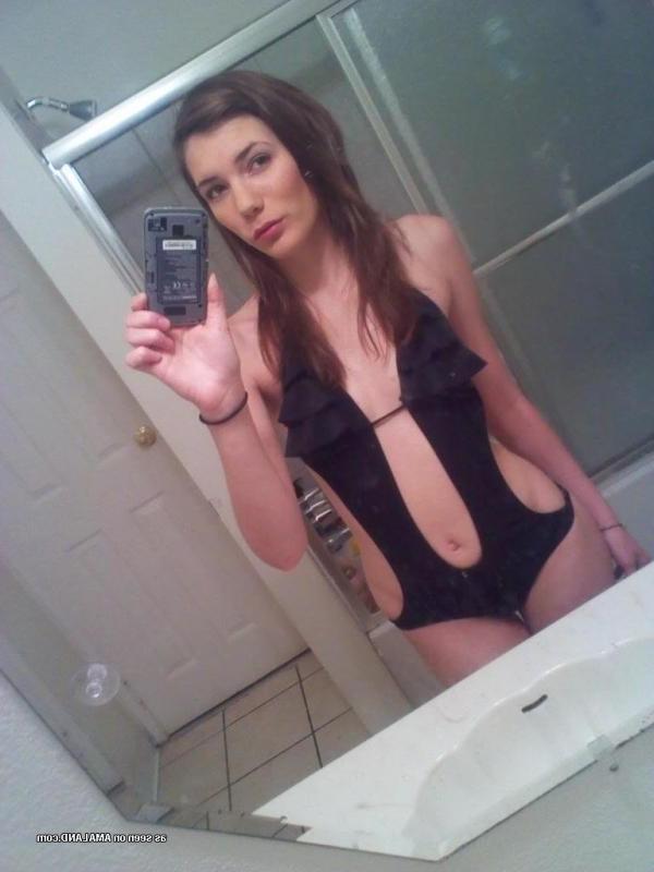 14P Sexy non-nude chick camwhoring in her lingerie