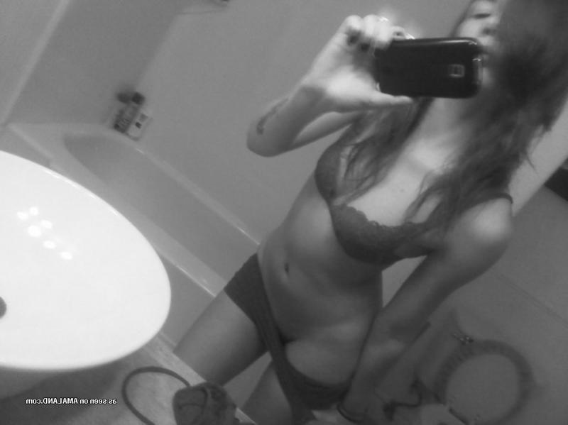 14P Sexy non-nude chick camwhoring in her lingerie