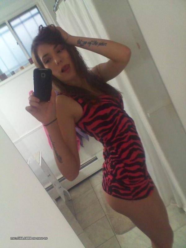 14P Sexy non-nude chick camwhoring in her lingerie