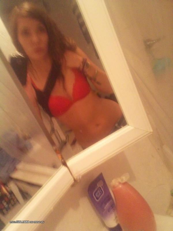 14P Sexy non-nude chick camwhoring in her lingerie