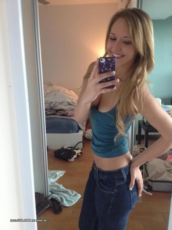 12P Photos of amateur girlfriends posing sexy on cam