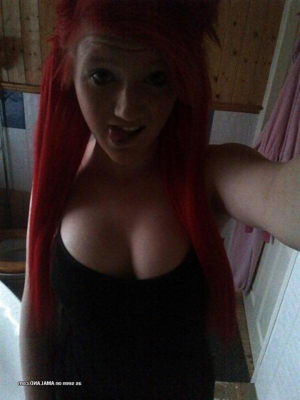 12P Photos of amateur girlfriends posing sexy on cam