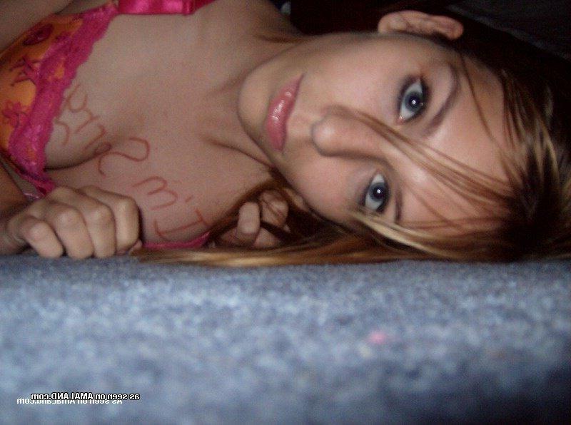 14P Naughty blonde hottie posing in sexy selfpics