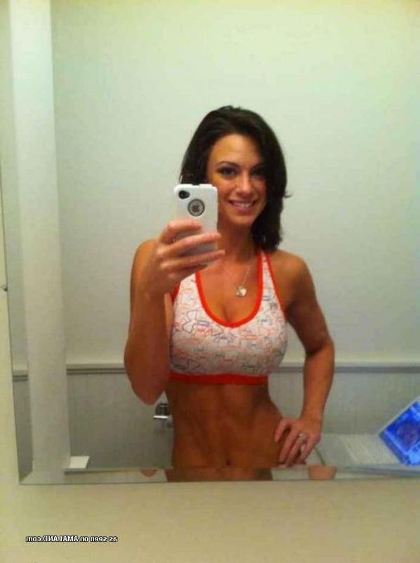 14P Amateur babes posing sexy in this hot photo gallery