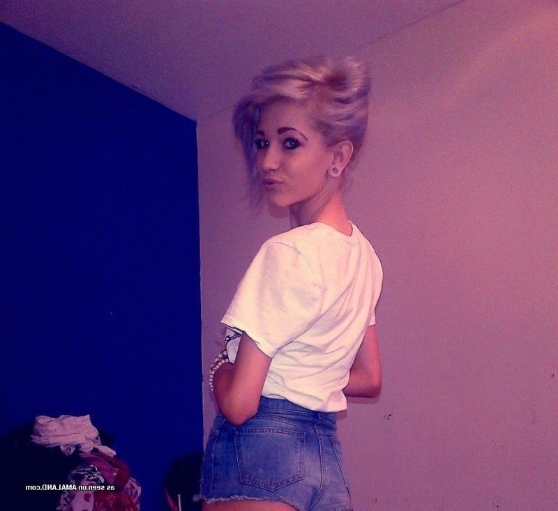 10P Gallery of amateur non-nude girlfriends posing on cam