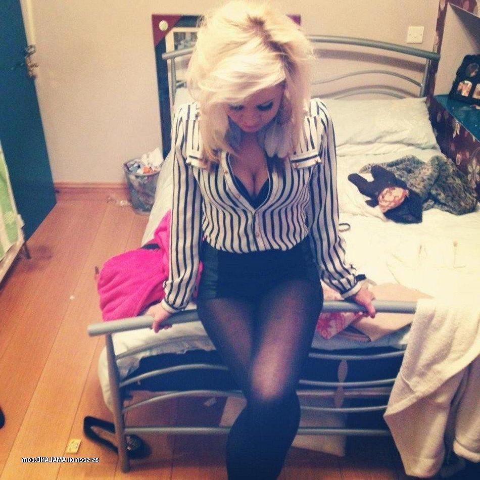 10P Gallery of amateur non-nude girlfriends posing on cam