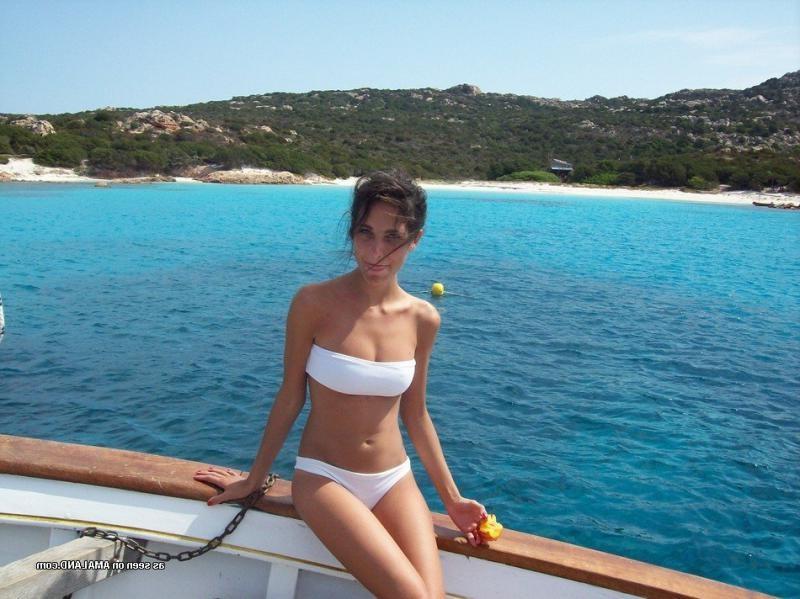 10P Gallery of amateur non-nude girlfriends posing on cam
