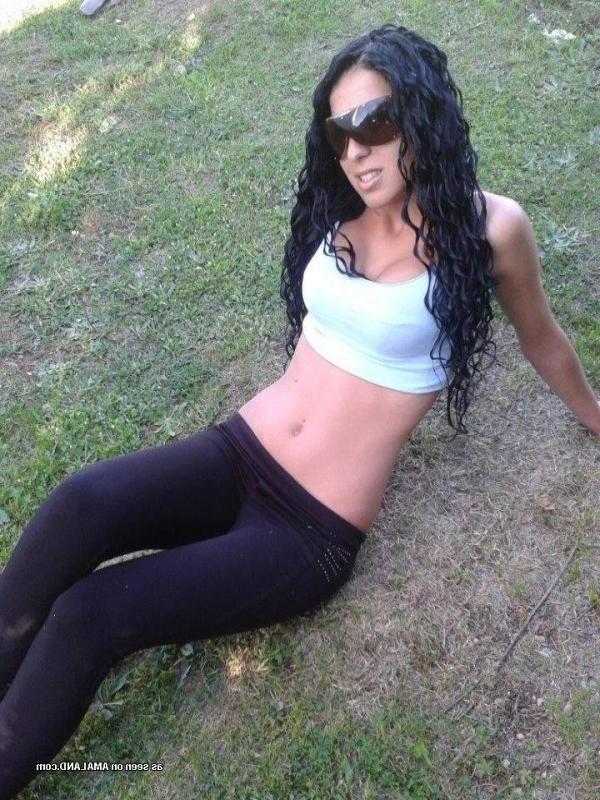 10P Collection of non-nude amateur babes posing for the cam