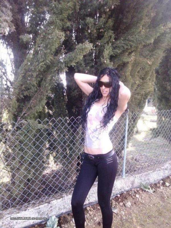 10P Collection of non-nude amateur babes posing for the cam