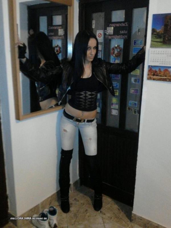 10P Collection of non-nude amateur babes posing for the cam