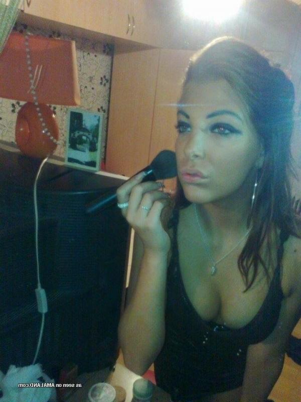 10P Collection of non-nude amateur babes posing for the cam