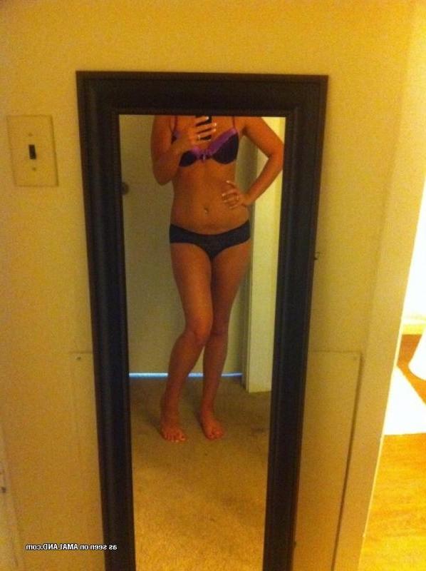 10P Gallery of babes self-shooting in lingerie and sexy outfits