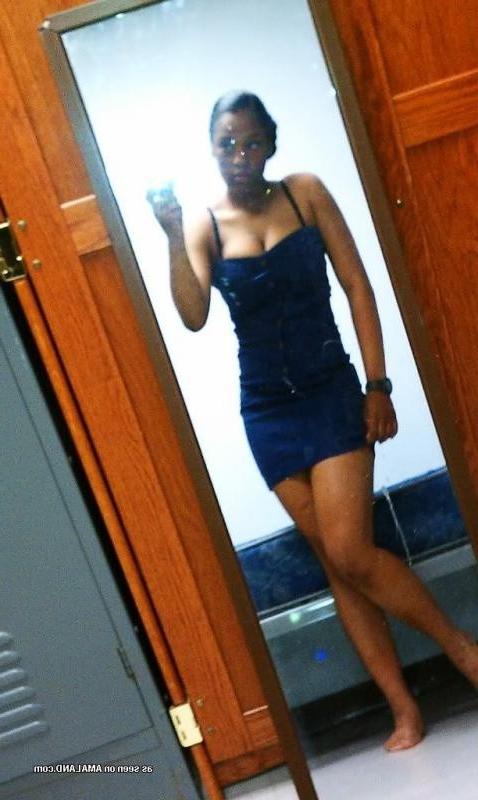 10P Chick with nice tits selfshooting in a short tight dress