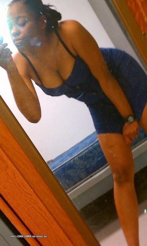 10P Chick with nice tits selfshooting in a short tight dress