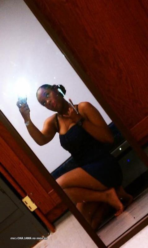 10P Chick with nice tits selfshooting in a short tight dress