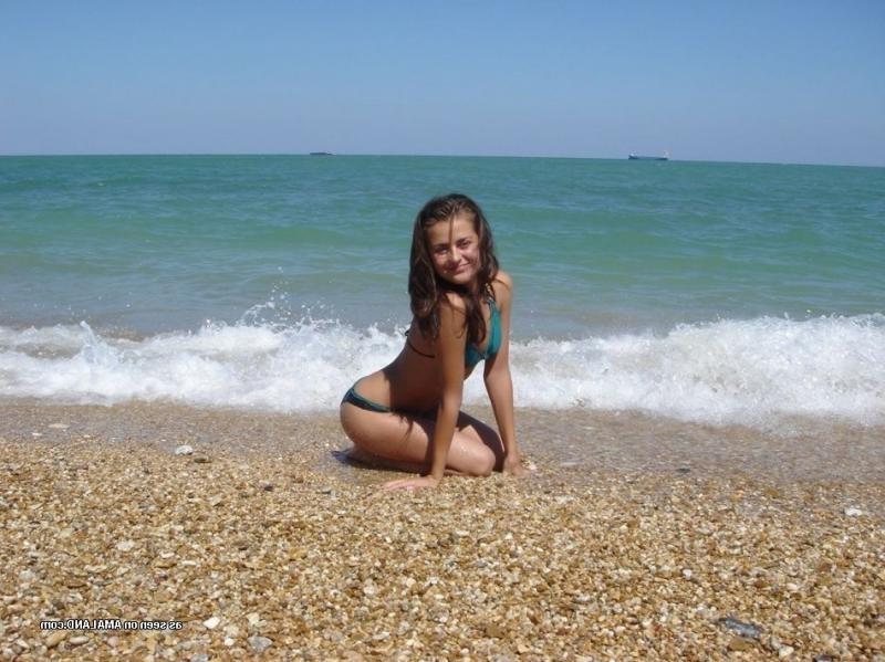 10P Amateur sexy babes posing outdoors in their bikinis