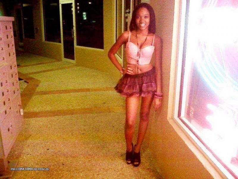 10P Gallery of a sexy non-nude chick posing for the cam