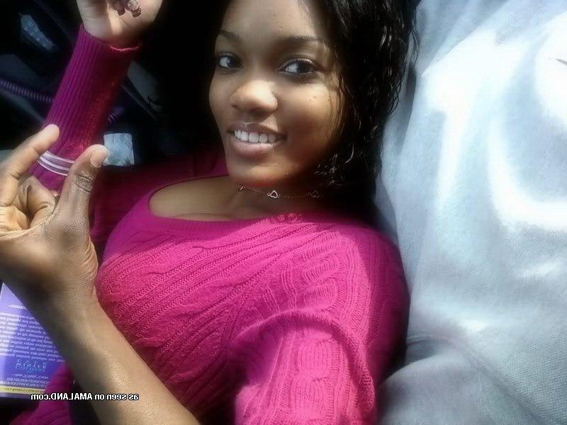 10P Gallery of a sexy non-nude chick posing for the cam