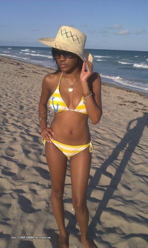 10P Gallery of a sexy non-nude chick posing for the cam