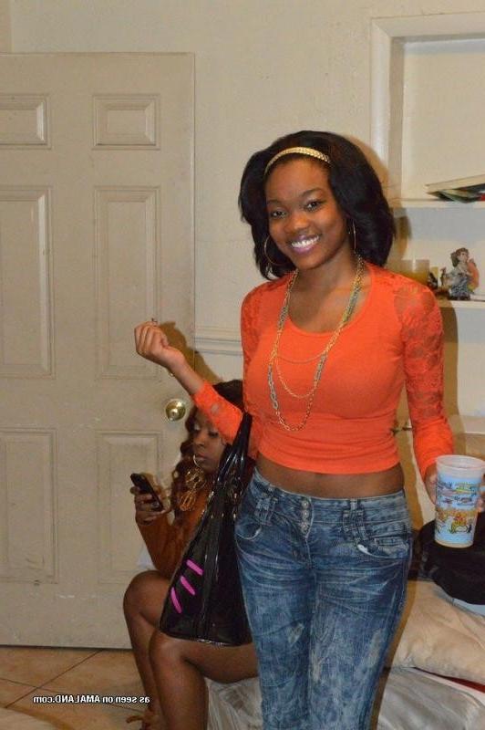 10P Gallery of a sexy non-nude chick posing for the cam