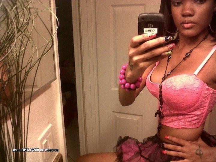 10P Gallery of a sexy non-nude chick posing for the cam