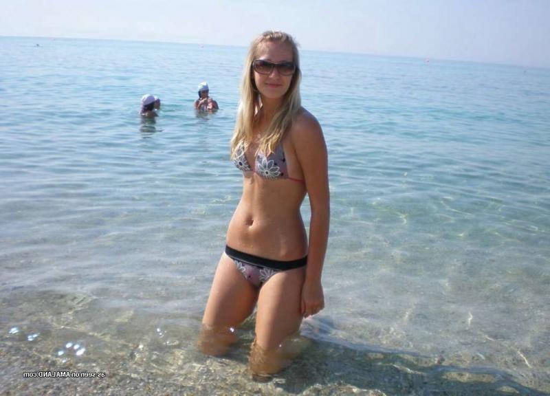 15P Steamy hot sexy amateur bikini-clad girlfriends