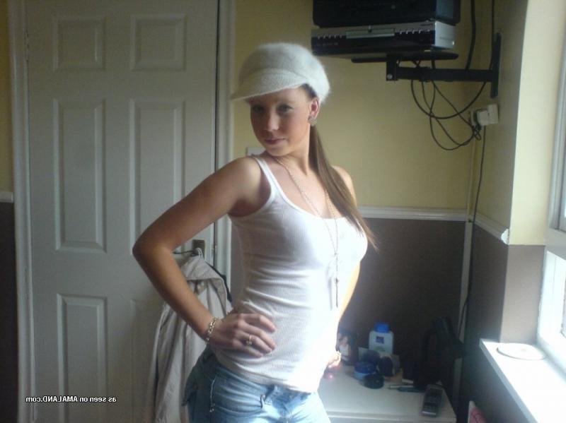 14P Collection of a kinky non-nude chick camwhoring at home